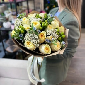 Букет "Мичиган" из пионовидных роз Баттеркап, озатамнуса, оксипеталума и гиперикума в Кашире