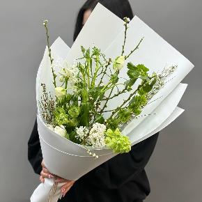 Белый букет с сиренью, ранункулюсами и тюльпанами в Кашире