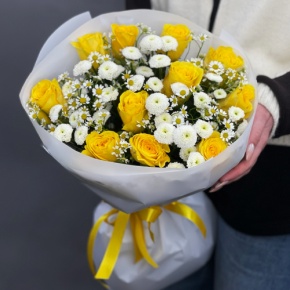 Букет "Синди" из лимонных роз, ромашек и хризантем сантини в Кашире