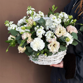 Композиция в корзине "Фея" из маттиол, диантусов, эустом и эвкалипта в Кашире