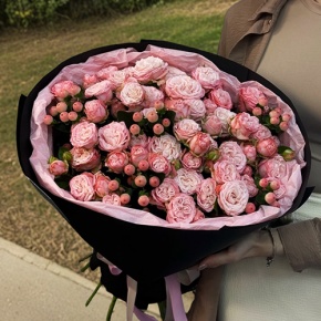 Букет из кустовых роз Бомбастик и гиперикума (50 см) в Кашире