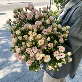 Букет из 31 кустовой розы микс (70 см) в Кашире