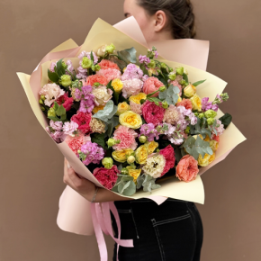 Букет "Яркая птичка" из пионовидных роз Риджертс Парк, маттиол, диантусов и эустом в Кашире