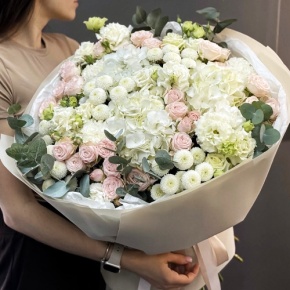 Букет "Пастелла" из кустовых пионовидных роз, Голландской Гортензии, эустомы, хризантемы Ньютон и эвкалипта в Кашире
