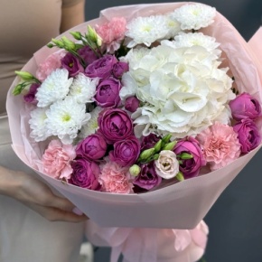 Букет "Вуаль" из хризантемы, кустовых пионовидных роз Мисти Баблз, диантусов, Голландской гортензии и эустом в Кашире