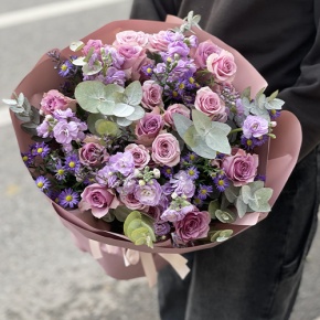 Букет "Хрустальный" из роз, астера и ароматных маттиол в Кашире