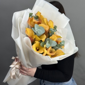 Букет из 17 оранжевых калл с эвкалиптом в Кашире