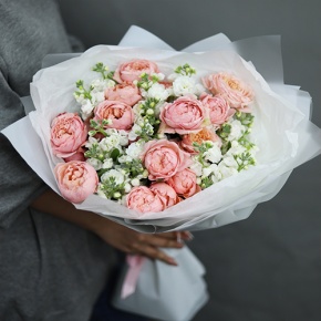 Букет "Наоми" из кустовых пионовидных роз Джульетта и ароматных маттиол в Кашире