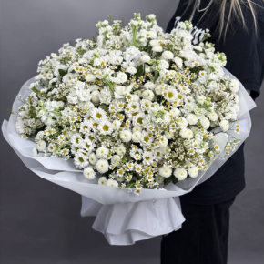 Букет "Эдем" из хризантем, маттиол и ромашек в Кашире