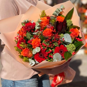 Букет "На заре" из роз, калины, скиммии, гиперикума, сафари, гербер и капса в Кашире