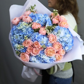 Букет "Тону в твоих глазах" из кустовых пионовидных роз Джульетта, хамелациума и гортензий в Кашире