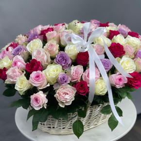 Композиция в корзине из 101 розы микс в Кашире