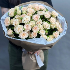 Нежный букет из 17 кремовых кустовых роз (60 см) в Кашире