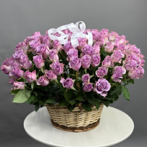 Композиция в корзине из 131 кенийской розы (40 см) в Кашире