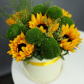 Композиция в шляпной коробке из подсолнухов и диантусов люкс в Кашире