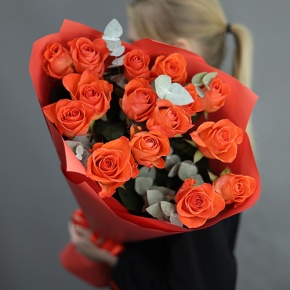 Букет из 15 морковных роз с эвкалиптом (70 см) в Кашире