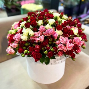 Композиция в шляпной коробке из 101 кустовой розы микс (50 см) в Кашире