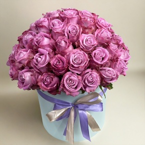 Композиция в шляпной коробке из 51 розы Меритим в Кашире