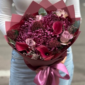 Букет "Импульс" из скиммии, калл, роз и хризантем Бигоуди в Кашире