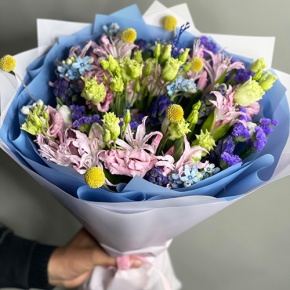 Букет "Загадка вечности" из гиацинтов, нерине, тюльпанов и оксипеталума в Кашире