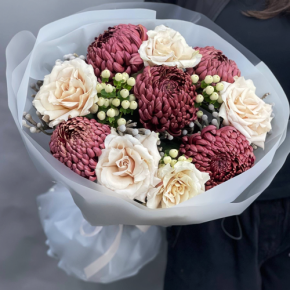 Букет "Всё что тебе касается" из хризантем Бигоуди, роз Эквадор Квиксенд и гиперикума в Кашире