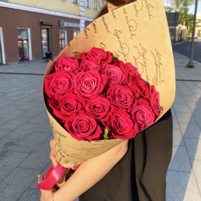 Букет из 15 роз Шангрила в крафте (60 см) в Кашире