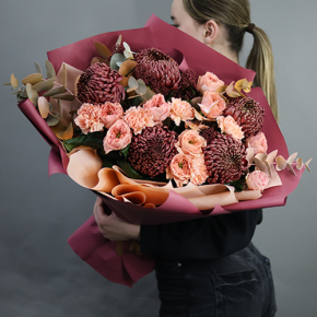 Букет "Осенний блюз" из хризантем Бигоуди, диантусов, скиммии и роз Риджентс парк  в Кашире