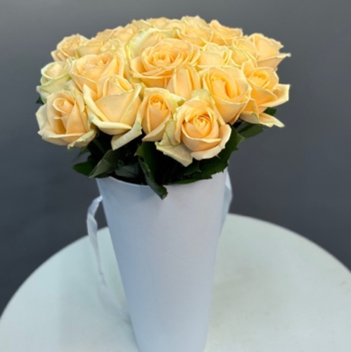 25 кремовых роз в конусе в Кашире