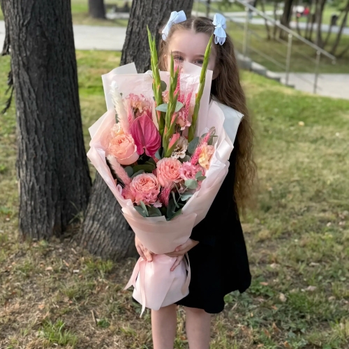 Букет на 1 сентября с гладиолусами, розами и антуриумом в Кашире