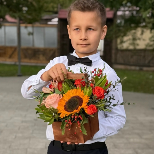 Деревянный ящик с подсолнухом, розами и калиной в Кашире