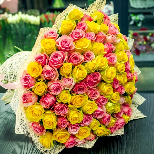 Букет из 101 розовой и лимонной розы (50 см) в Кашире