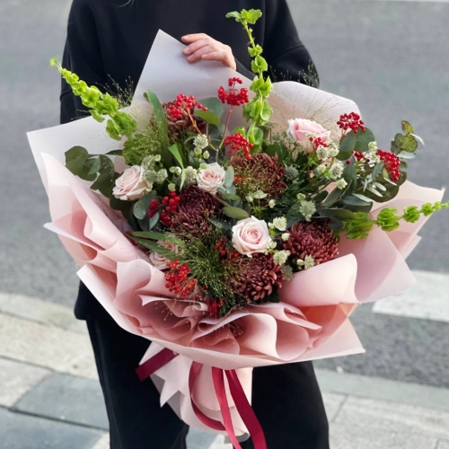 Букет "Вернисаж" из калины, хризантем Бигоуди, молюцеллы, паникума, роз и астранции в Кашире