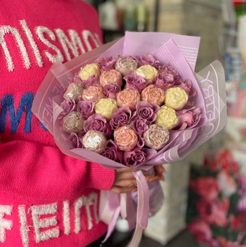 Букет из роз и шоколадных пионов в Кашире