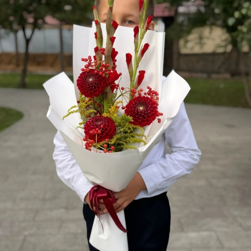 Букет на 1 сентября с красными гладиолусами, георгинами и калиной в Кашире