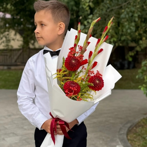 Букет на 1 сентября с красными гладиолусами, георгинами и калиной в Кашире
