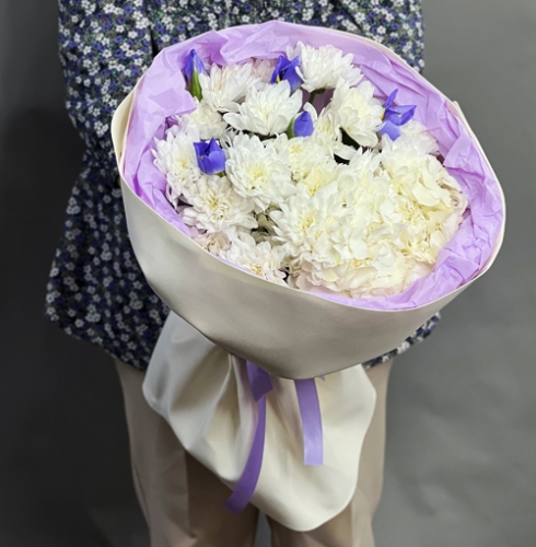 Букет "Грация" из ирисов, гортензии и кустовых хризантем в Кашире
