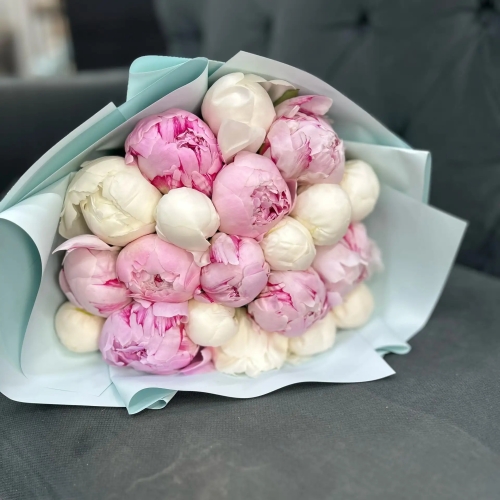 Микс из 19 бело-розовых пионов в Кашире