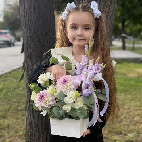 Композиция с георгинами на 1 сентября в белом ящике в Кашире