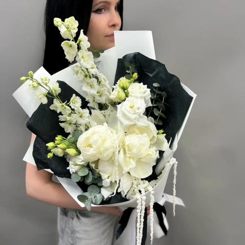 Букет " Белая ночь" с пионами, дельфиниумом и амарантом в Кашире
