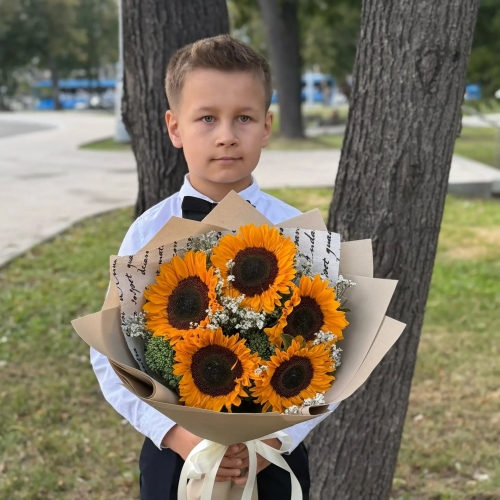 Букет на 1 сентября из 5 подсолнухов и лимониума в Кашире