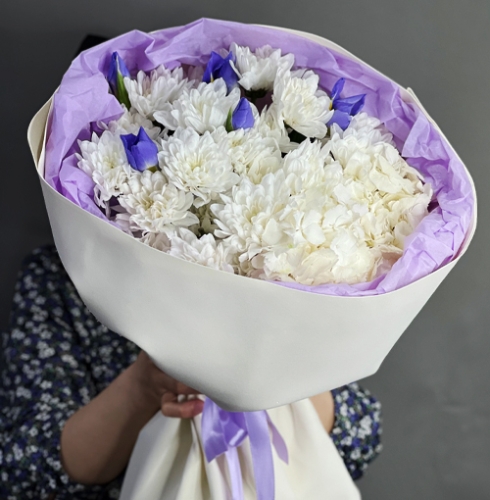Букет "Грация" из ирисов, гортензии и кустовых хризантем в Кашире
