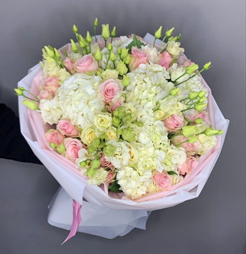 Букет "София" из гортензий, эустом и роз в Кашире