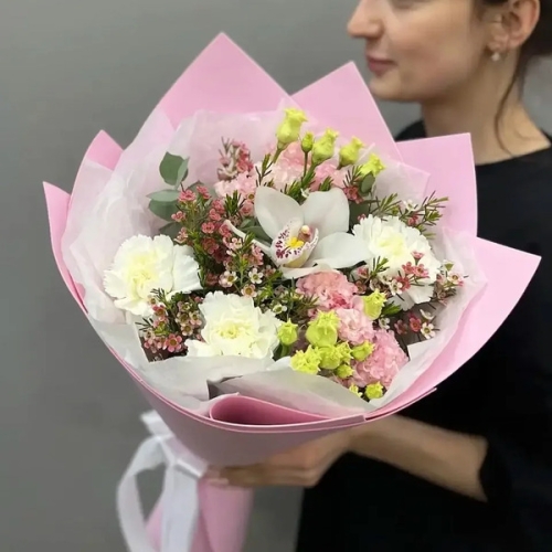 Букет с королевской орхидеей, диантусами, эустомой и шамелациумом в Кашире