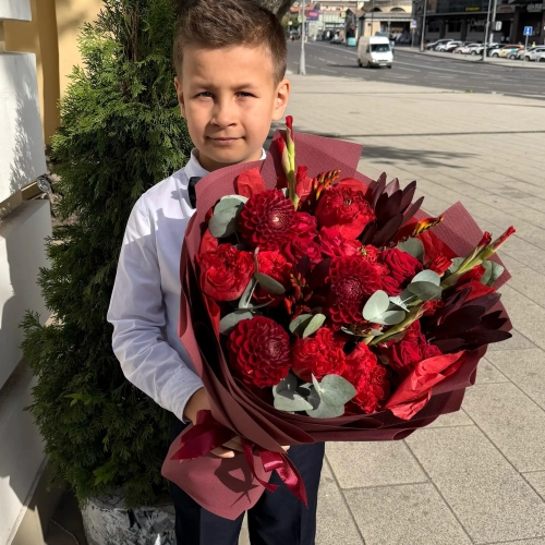 Букет с георгинами, розами и леукадендроном в Кашире