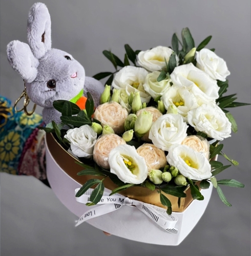 Композиция в коробке сердца из шоколадных пионов и эустом в Кашире